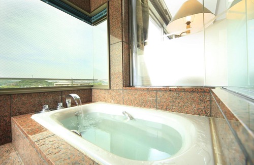 Ureshino House | Discover Hotel Kasuien: Family-Friendly with Hot Tub