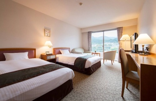 Ureshino House | Discover Hotel Kasuien: Family-Friendly with Hot Tub