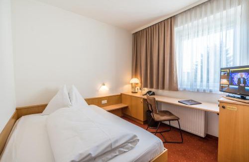 Graz-Straßgang Hotel | Ideally Located Hotel Kern Buam with Ocean Views