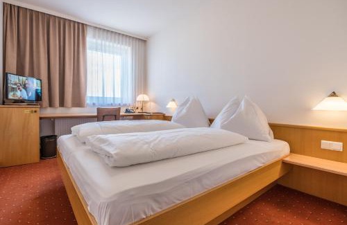 Graz-Straßgang Hotel | Ideally Located Hotel Kern Buam with Ocean Views