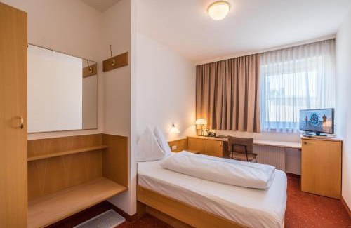 Graz-Straßgang Hotel | Ideally Located Hotel Kern Buam with Ocean Views