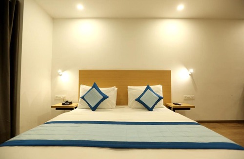 East of Kailash House | Comfortable Stay at Hotel Key Rooms with Breakfast & Pets
