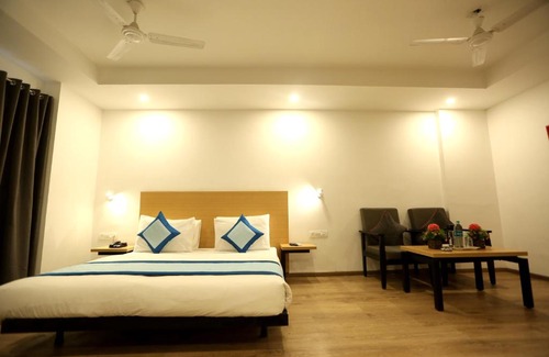East of Kailash House | Comfortable Stay at Hotel Key Rooms with Breakfast & Pets