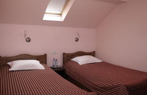 Dragasani Hotel | Discover Hotel Kilometrul Zero: Rated 9/10 with Family Amenities