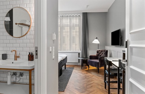 Copenhagen City Centre Hotel | Experience Hotel Kong Arthur: 4-Star Retreat with Spa & Dining