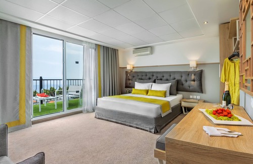 Kriopigi Hotel | Relax at Hotel Kriopigi: Ocean View & Inviting Pool