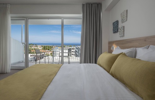 Kriopigi Hotel | Relax at Hotel Kriopigi: Ocean View & Inviting Pool