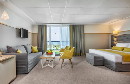 Kriopigi Hotel | Relax at Hotel Kriopigi: Ocean View & Inviting Pool