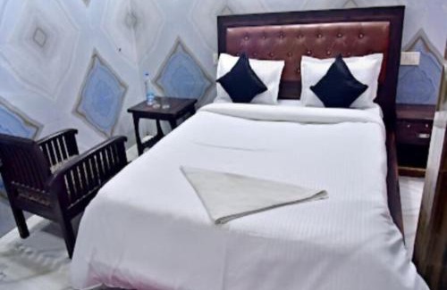 Charbagh Hotel | Relax at Hotel Krishna Palace Charbagh, Near the Railway