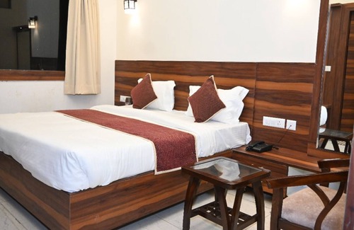 Sikandra Hotel | HOTEL KRISHNA PARADISE