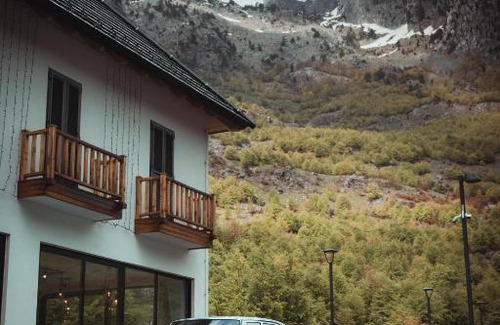 Shkoder County Hotel | Hotel Kulla e Bajraktarit: Oceanfront Escape with Spa & Pool