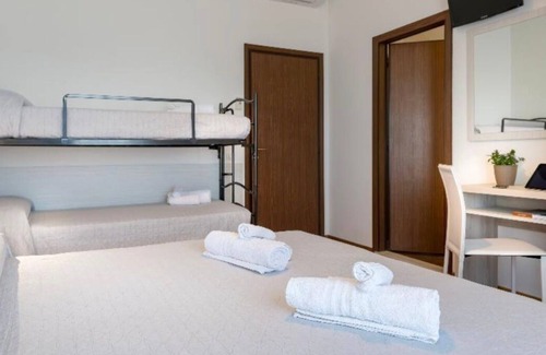 Cagnona Hotel | Exceptional HOTEL KURSAAL Quadruple Room with Breakfast