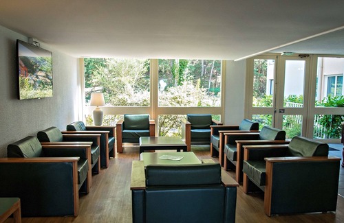 Nemours Hotel | Relaxing Retreat at Hotel Kyriad Nemours with Pool & Spa