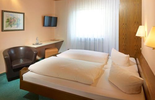 Roemerberg Hotel | Comfortable Stay at Hotel Lösch Pfälzer Hof with Dining