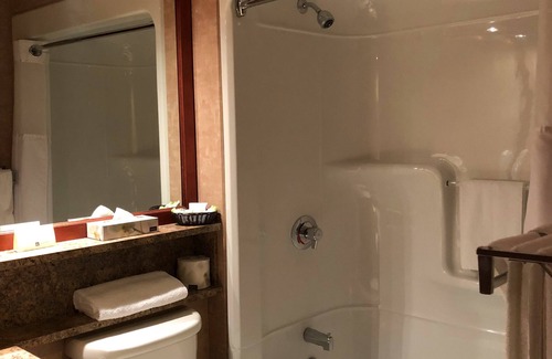 Desjardins Hotel | Relax at Hotel L'Oie des Neiges with Pool and Spa Amenities