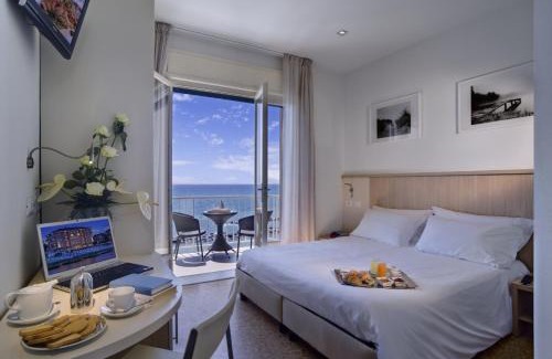 Diano Marina Hotel | Discover Hotel La Baia: Oceanfront Bliss with Great Amenities