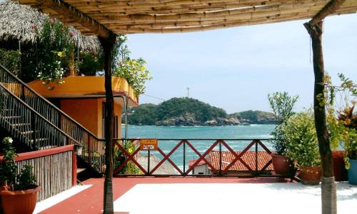 Puerto Angel Hotel | Discover Hotel La Cabaña: Oceanfront Haven for Families