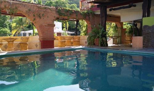Puerto Angel Hotel | Discover Hotel La Cabaña: Oceanfront Haven for Families