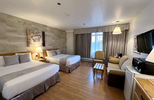 Baie Comeau Hotel | Inviting Hotel La Caravelle with Pool and Family Amenities