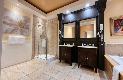 Baie Comeau Hotel | Inviting Hotel La Caravelle with Pool and Family Amenities