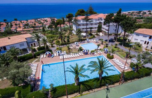 Belvedere Marittimo Hotel | Discover Hotel La Castellana: Family-Friendly with Ocean Views