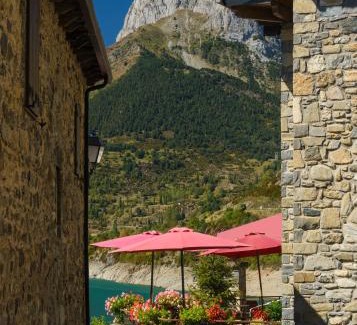 Lanuza Hotel | Guest Rated: Hotel La Casueña with Breakfast & Dining