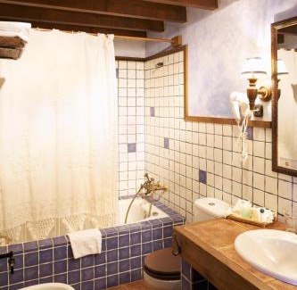 Cajide House | Elegant Stay at La Corte de Lugás - Pet Friendly & Rated 9.1