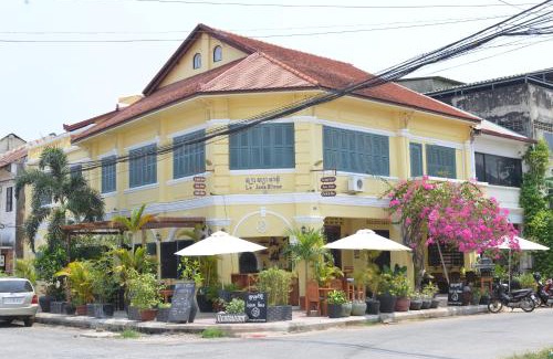 Kampot Hotel | Discover Hotel La Java Bleue: Pet Friendly & Top Rated 10/10