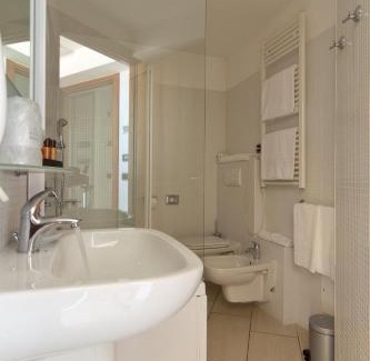 Cadrezzate Hotel | Delightful Hotel La Locanda with Private Beach & Ocean Views
