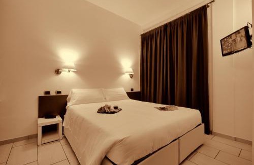 Cadrezzate Hotel | Delightful Hotel La Locanda with Private Beach & Ocean Views