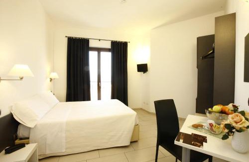 Cadrezzate Hotel | Delightful Hotel La Locanda with Private Beach & Ocean Views