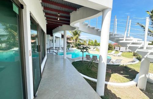 Las Tablas Hotel | Beachside Hotel La Luna: Family-Friendly with Ocean Views