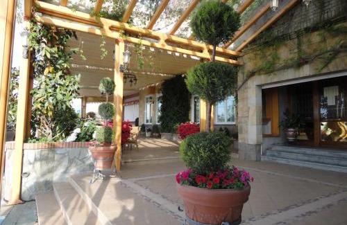 Alameda de la Sagra Hotel | Pet-Friendly Retreat at Hotel La Maruxiña with Breakfast Included