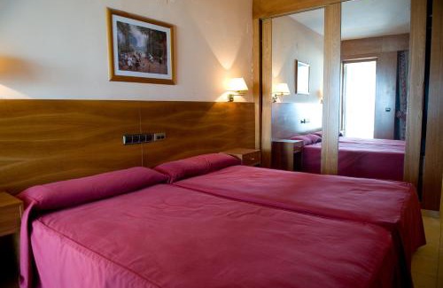 Alameda de la Sagra Hotel | Pet-Friendly Retreat at Hotel La Maruxiña with Breakfast Included