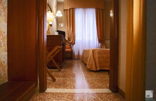Pisa City Centre Hotel | Eco-Friendly Hotel La Pace with Delicious Breakfast & Hot Tub
