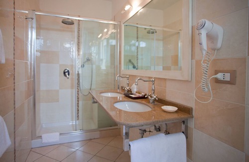 Pisa City Centre Hotel | Discover Comfort at Hotel La Pace: Spa & Child-Friendly