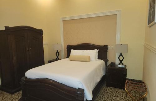 Leon Hotel | Discover Hotel la Perla Leon: Family-Friendly & Rated 9/10