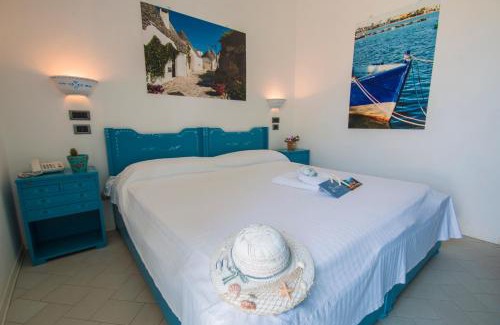 Castro Marina Hotel | Discover Hotel La Roccia: Oceanfront Retreat with Hot Tub
