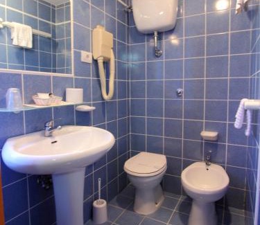 Quartiere XXXIII Lido di Ostia Ponente Hotel | Hotel La Scaletta: Oceanfront Escape with Pool & Beach Access