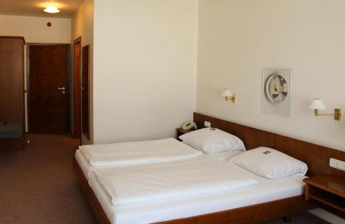 Rosbach vor der Hoehe Hotel | Budget-Friendly Hotel Post: Pet and Child Friendly Stays