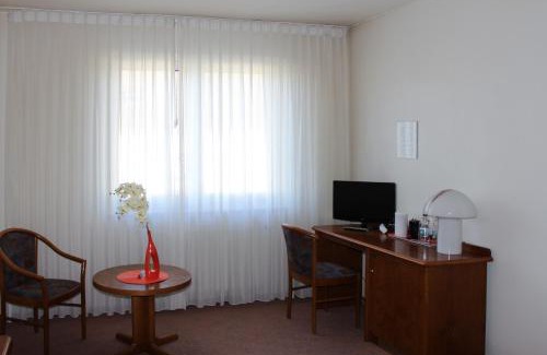Rosbach vor der Hoehe Hotel | Budget-Friendly Hotel Post: Pet and Child Friendly Stays