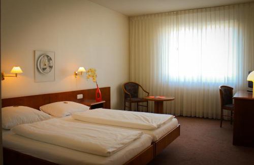 Rosbach vor der Hoehe Hotel | Budget-Friendly Hotel Post: Pet and Child Friendly Stays