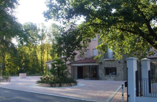 Castel San Pietro Terme Hotel | Pet-Friendly Retreat at Hotel La Torretta with Dining Options