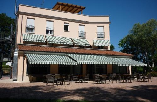 Castel San Pietro Terme Hotel | Pet-Friendly Retreat at Hotel La Torretta with Dining Options