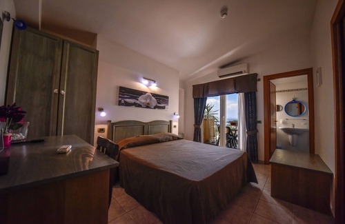 Fabrizio Hotel | Explore Hotel La Villa: Ocean Views & Poolside Relaxation