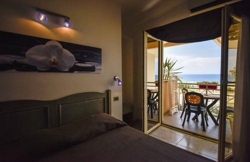 Fabrizio Hotel | Explore Hotel La Villa: Ocean Views & Poolside Relaxation
