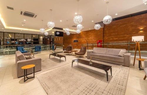 Cidade Alta Hotel | Pet-Friendly Hotel Laghetto Estação with Hot Tub & Dining