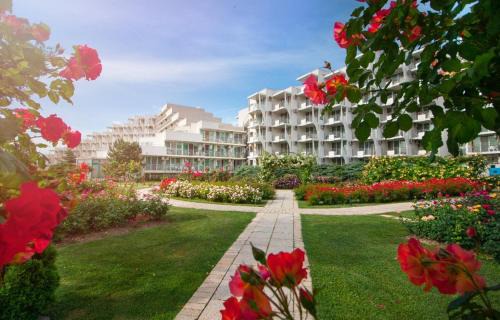 Albena Hotel | Discover Hotel Laguna Mare: Beachfront Retreat with Pool