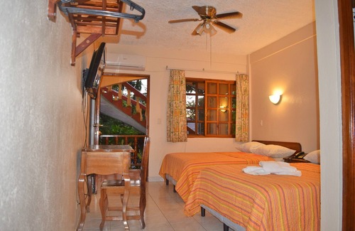Quepos Hotel | Relax at Hotel Las Tres Banderas with Pool & Ocean Views