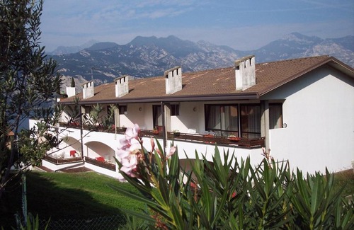Malcesine Hotel | Hotel Laura Christina: Oceanfront Oasis with Modern Amenities